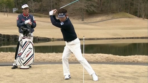 レッスン 軸回転スイングでスウェー防止 下半身の動きひとつで高弾道 飛距離アップも レッスン ニュース コラム お知らせ ゴルフ ネットワーク